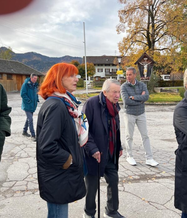 FR_Gruppe wartend_2026-10-28 at 10.04.47 (2)