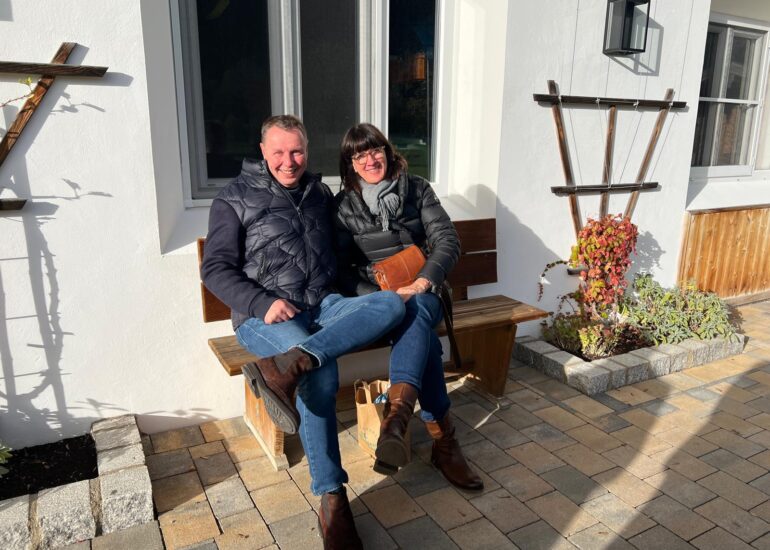 Frau und Herr Passauer auf der Sonnenbank_ 2026-10-28 at 10.04.48 (5)